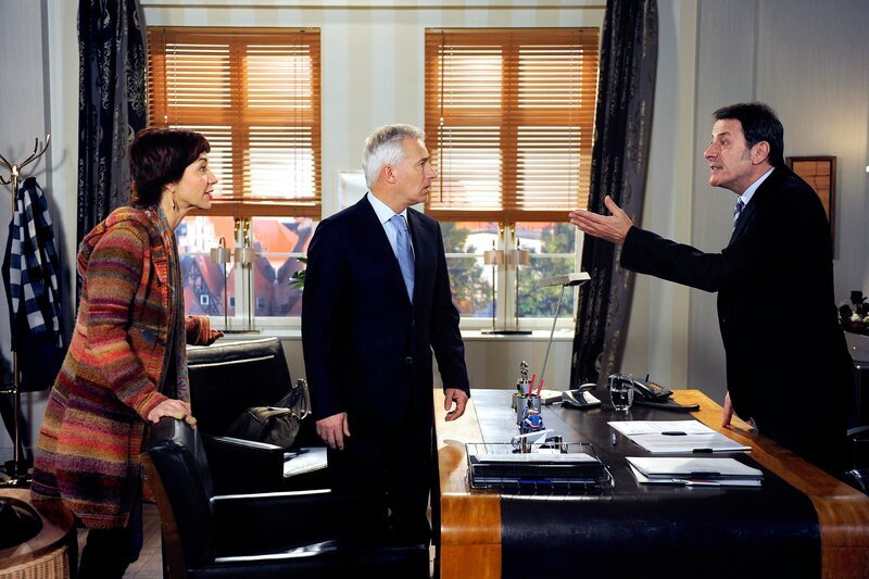 Gunter (Hermann Toelcke, r.) will Jan Dieck weiter unter Druck setzen und erklärt Merle (Anja Franke, l.) und Thomas (Gerry Hungbauer, M.) seinen Plan. – Bild: ARD/​Nicole Manthey