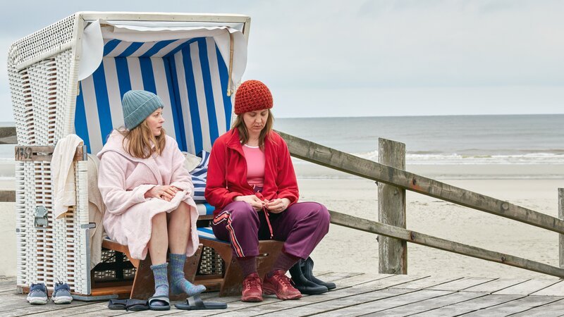 Suse (Silke Bodenbender, l.) und Christine (Anne Roemeth, r.) beginnen in der Kur ihre größten Träume und Geheimnisse miteinander zu teilen. – Bild: Sandra Hoever /​ ZDF /​ Network Movie