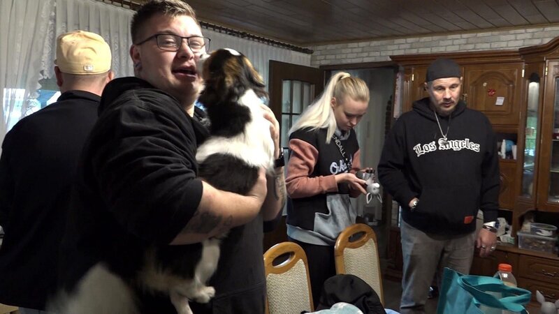 Damian und Partner Lukas verbringen ein paar Tage in Ostfriesland und freuen sich auf ein Wiedersehen mit bekannten Gesichtern. – Bild: RTLZWEI