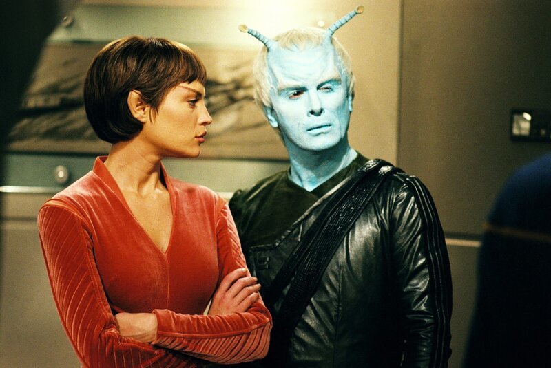 L-R: T’Pol (Jolene Blalock) und Shran (Jeffrey Combs). – Bild: CBS Studios Inc. /​ SYFY