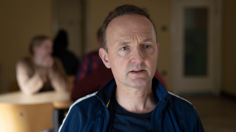 Prominenter Gaststar: Peter Jordan spielt in der Folge 43 den arroganten Showmaster Jan Hölter. – Bild: ARD/​Georges Pauly