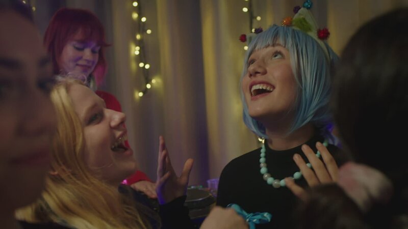 Tara (Maya Ystenes, Mitte rechts) und Sanne (Tilde Ender Søvik, Mitte links) freuen sich, denn endlich hat es Tara geschafft, zu den Menschen zu stehen, die ihr tatsächlich wichtig sind. – Bild: ZDF/​NRK Super