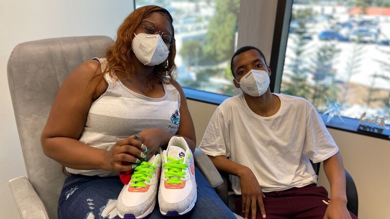 Aquila and Aron looking at camera in exam room – Bild: Discovery Communications, LLC