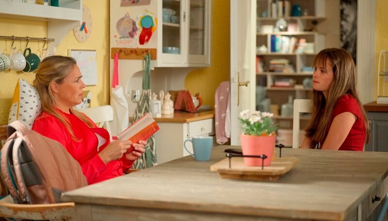 Brittas (l. Jelena Mitschke) Mutter-Tochter-Tag verläuft anders als geplant: Lilly (r. Lilly oder Lilou Röder) sagt ab. – Bild: NDR