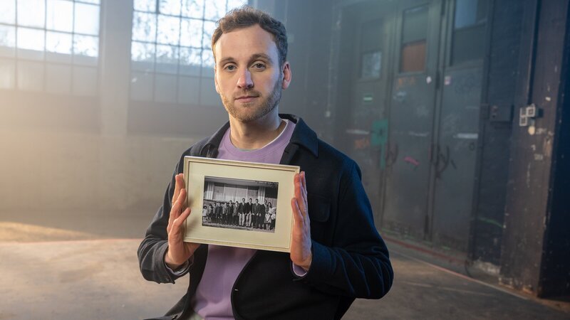 Psychologe Leon Windscheid folgt den Spuren der Familie Galvin. Was ist die Ursache von Schizophrenie – unsere Gene, die Umwelt oder gar die Erziehung? – Bild: ZDF und Marius Fuchtmann