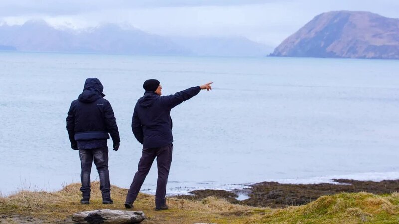 The team on the coast of Kodiak, Alaska. – Bild: Warner Bros. Discovery