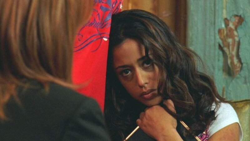 Carla Sanchez (Elena Hurst, r.) ist vergewaltigt worden. Detective Nola Falacci (Alicia Witt) verdächtigt eine ganze Football-Mannschaft. – Bild: RTL