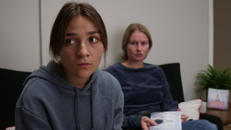 Lotte (Hanna Heider Hov, r.) überredet Klara (Darin Hagi, l.) sich endlich Hilfe zu suchen. Für Klara wird es immer schwerer, sich zu verstecken, denn Lotte will endlich wissen, was los ist. – Bild: ZDF und Wild Bunch