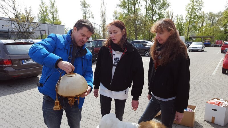 Experte Marco Heuberg, Gabriela und ihre Schwester Brigitte (re.) auf dem Flohmarkt – Bild: RTL II – Recht zum Abdruck/​Darstellung zeitlich/​sachlich beschränkt auf die Bewerbung der Sendung