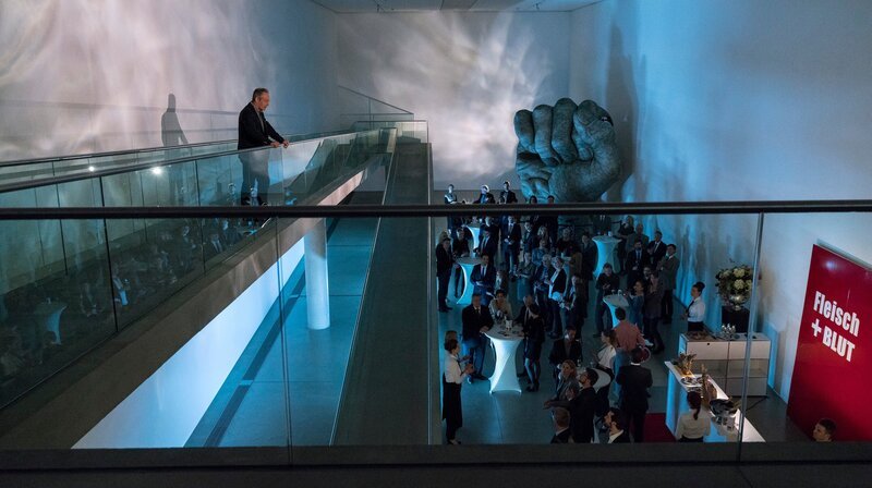 Medienmanager Dr. Richard Stockmann (Robert Hunger-Bühler, l) begrüßt seine Gäste zum Abendempfang – an seinem Firmensitz. – Bild: WDR/​Thomas Kost