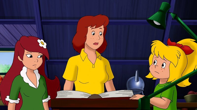 Barbara Blocksberg (M.) erzählt Bibi (r.) und Flauipaui (l.), dass man sein Sternbild mithilfe eines Hexspruchs über die Zukunft befragen kann. – Bild: ZDF und Kiddinx