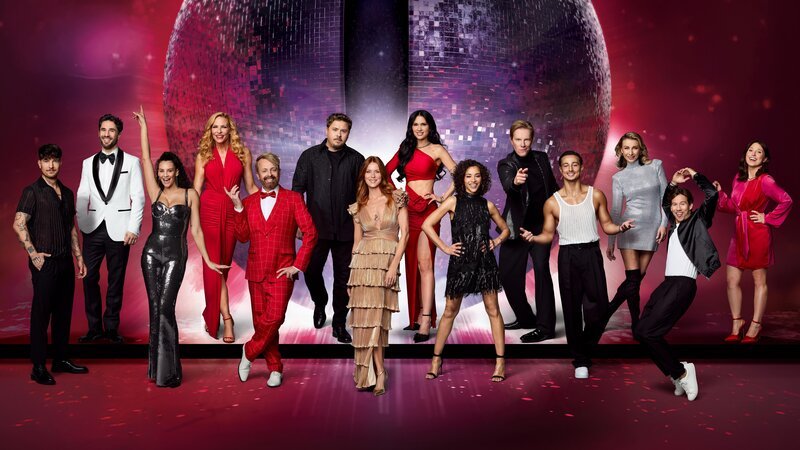 V.l.: Willi Whey, Jan Kittmann, Betty Taube, Sonya Kraus, Ross Antony, Gustav Schäfer, Esther Schweins, Vanessa „Nessi“ Borck, Nadja Benaissa, Simon Gosejohann, Milano, Anna-Carina Woitschack, Joel Mattli, Bianca Heinicke – Bild: RTL /​ Jörn Strojny