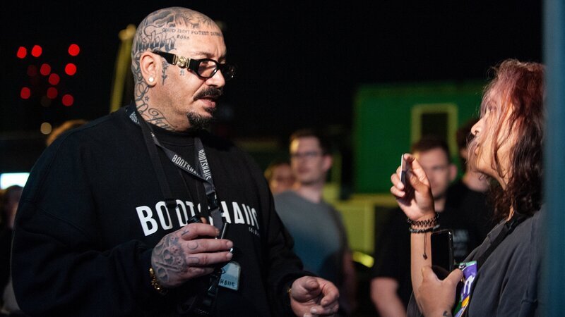 Wer ins Kölner „Bootshaus“ will, muss zuerst an Türsteher Andrea Giarrizzo vorbei. – Bild: ZDF und Susanne Dobler