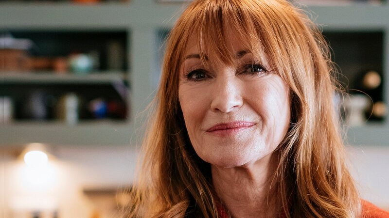Ermittelt in neuen kniffligen Mordfällen in Dublin und ist dabei gern mit einem Glas Rotwein bewaffnet: Literaturprofessorin Harry Wild (Jane Seymour). – Bild: ZDF und Szymon Lazewski/​AcornTV