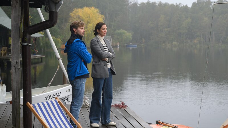 Erste Ermittlungen im Fall der ermordeten Unternehmensnachfolgerin führen Karoline Joost (Nike Fuhrmann, r.) zu Oliver Mehring (Jonas Lauenstein, l.). Der Sohn des scheidenden Seniorchefs widmet sich lieber dem Segeln, statt in der Firma Verantwortung zu übernehmen. Die Beziehung zu seinem Vater wirkt angespannt. Gab es einen Konkurrenzkampf um die Firmenleitung zwischen ihm und der Wunschkandidatin seines Vaters? – Bild: ZDF /​ Meyerbröker