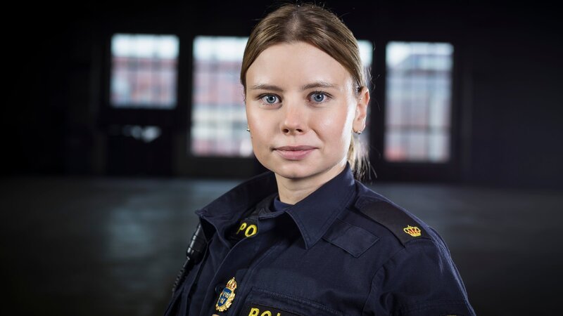 Als Polizeianwärterin ist Sara (Amanda Jansson) neu in ihrer Einheit. Nichtsdestotrotz wird sie Hals über Kopf in den harten Alltag einer Polizistin geworfen und sieht sich ständig mit neuen Herausforderungen konfrontiert. – Bild: ZDF und ITV