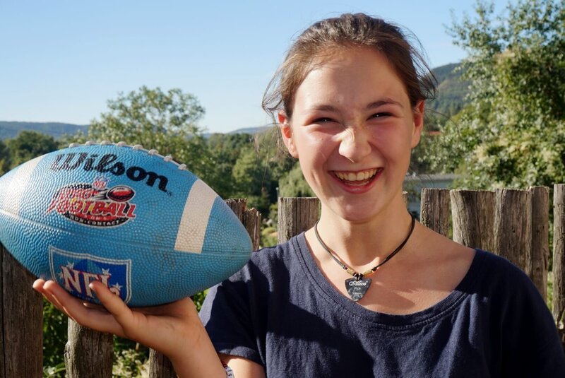 Trapezkünsterlin Lilli mit einem Football. – Bild: MDR/​Cine Impuls