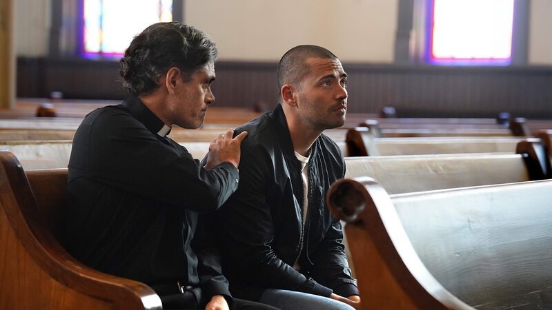 Father Avila (Manuel Uriza, l.) und Dante Torres (Benjamin Levy Aguilar, r.) – Bild: AXN Black