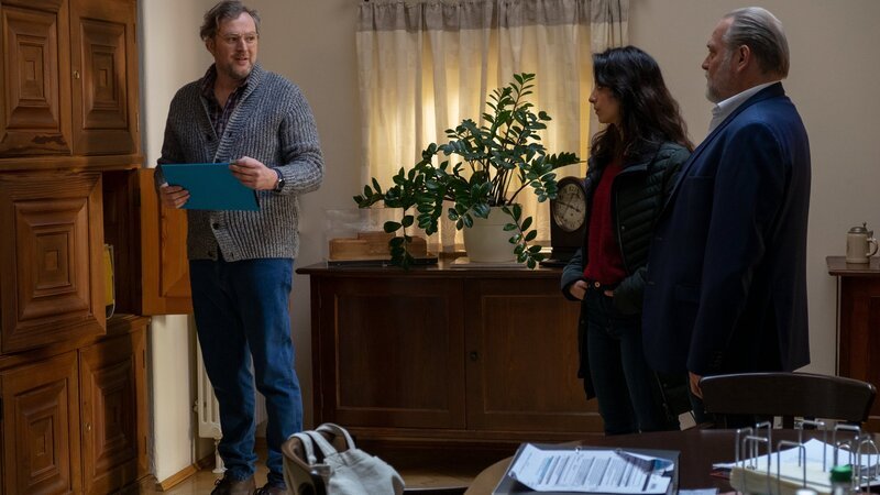 Hauptkommissar Richard Voss (Jan-Gregor Kremp, r.) und Annabell Lorenz (Stephanie Stumph, M.) sprechen mit Korbinian Huttner (Stephan Grossmann, l.), der nicht nur ein ehrenamtlicher Mitarbeiter des Krisentelefons ist, sondern auch Mitarbeiter des Sozialreferats München, das ein Wohnprojekt für Menschen mit psychischen Problemen betreibt. – Bild: ZDF und Erika Hauri