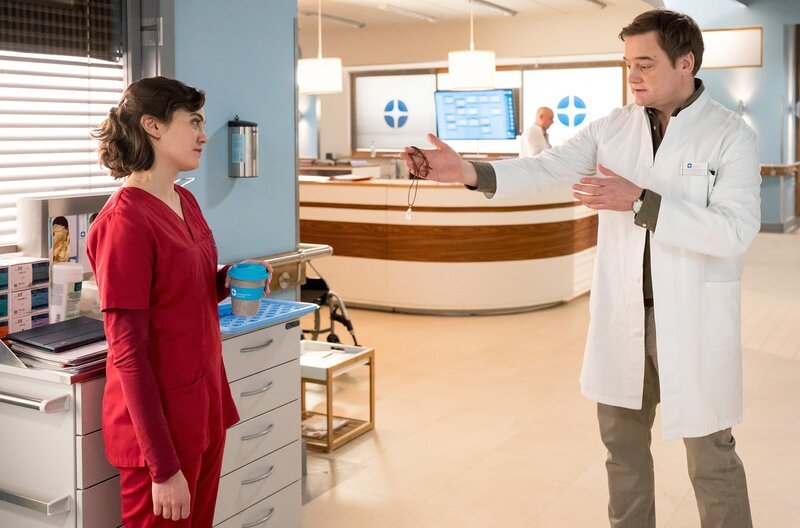 Dr. Lindner (Chrisitan Beermann, r.) ermutigt Rebecca (Milena Straube, r.) auf humorvolle Art und Weise, nicht so einfach aufzugeben. – Bild: ARD/​Jens Ulrich Koch