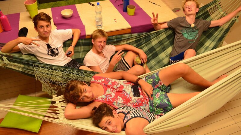 Robin, Nils, Ole, Leroy und Luc beim ersten gemeinsamen Abend in der WG-Villa. – Bild: ZDF und e+u tv