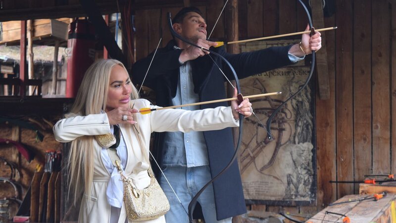 Georgi Rusev and Darcey Silva are throwing arrows in Bulgaria – Bild: Warner Bros. Discovery, Inc.