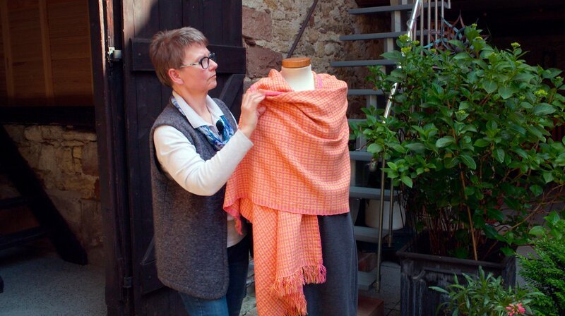 Am Handwebestuhl ist ein hochwertiger Schal entstanden. – Bild: SWR