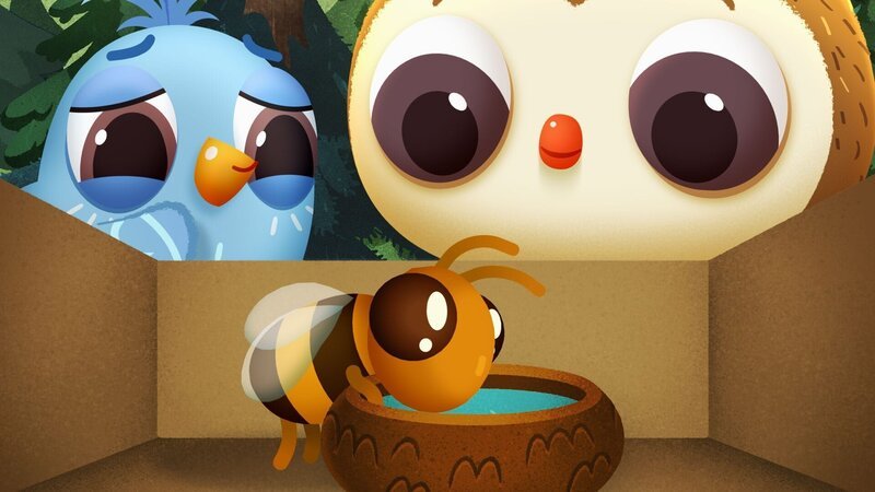 Doodle und Odo bestaunen die kleine Biene, die sie gerettet haben. – Bild: KiKA/​Sixteen South & Letko