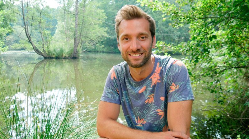 Auf seiner Radtour durch den Naturpark Maas-Schwalm-Nette findet Daniel Aßmann an den Flüssen, Seen und Bächen viele schöne Stellen für eine Pause. – Bild: Sabine Fricke /​ BR, WDR /​ BR/​WDR/​Sabine Fricke
