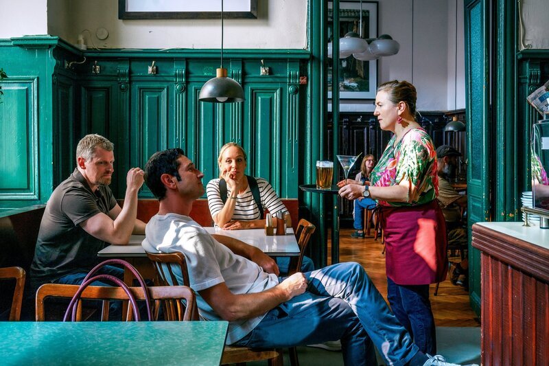 (v.li.): Max Herzog (Martin Gruber), Klaus Lechner (Andreas Kiendl), Penny Lanz (Lilian Klebow), Frau Hertha (Gisela Salcher) – Bild: Satel Film /​ ORF /​ Petro Domenigg