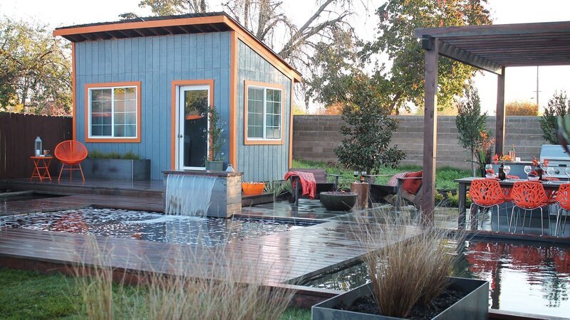 Emily und Bryan haben einen richtigen Albtraumgarten. Der Außenbereich ist vertrocknet und in der Mitte steht ein alter Schuppen. Matt und die Crew verleihen dem Garten einen neuen Look und nutzen den Schuppen für eine Überraschung: Sie bauen ihn zu einem Wohlfühlort um, außerdem entwerfen sie eine neue Pergola und ein Wasserspiel. Der Garten ist nicht wieder zu erkennen! – Bild: HGTV