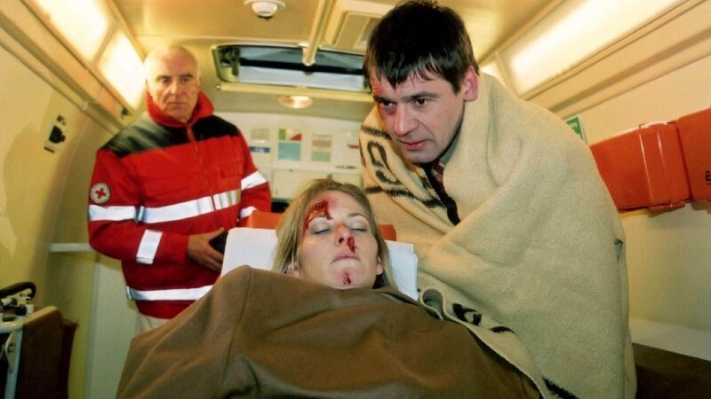 Nach dem durch Hendrik (Ulrich Drewes, re.) verursachten Unfall wird seine verletzte Frau Britta (Stefanie Japp) ins Krankenhaus transportiert. – Bild: MG RTL D /​ Kathrin Knoke