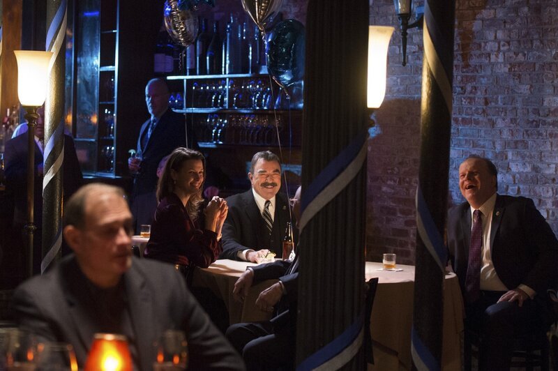Frank (Tom Selleck, M.) mit seiner charmanten Tochter Erin (Bridget Moynahan, 2.v.l.) und Vater Henry (Len Cariou, r.). Noch haben sie gut lachen … – Bild: CBS Broadcasting Inc.