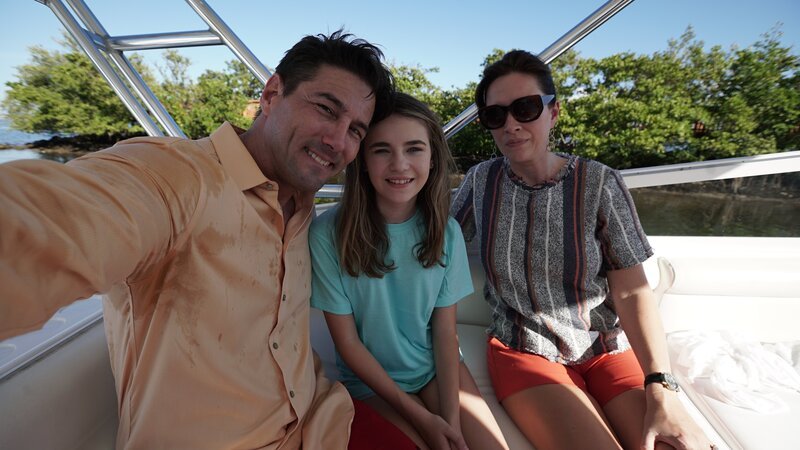 Kristen Ross (Marilyn), Keir Dumont (Jeff), and Liv Edelman (Jessica) posing s Skelton family on a boat. – Bild: Investigation Discovery /​ Discovery Communications