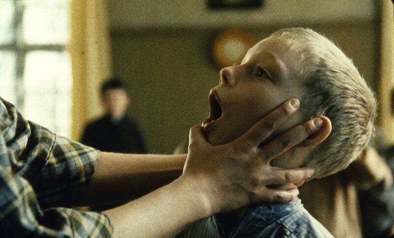 Ole (Harald Lönnbro) zeigt der Lehrerin voller Stolz seinen Wackelzahn. – Bild: ZDF/​Taurus