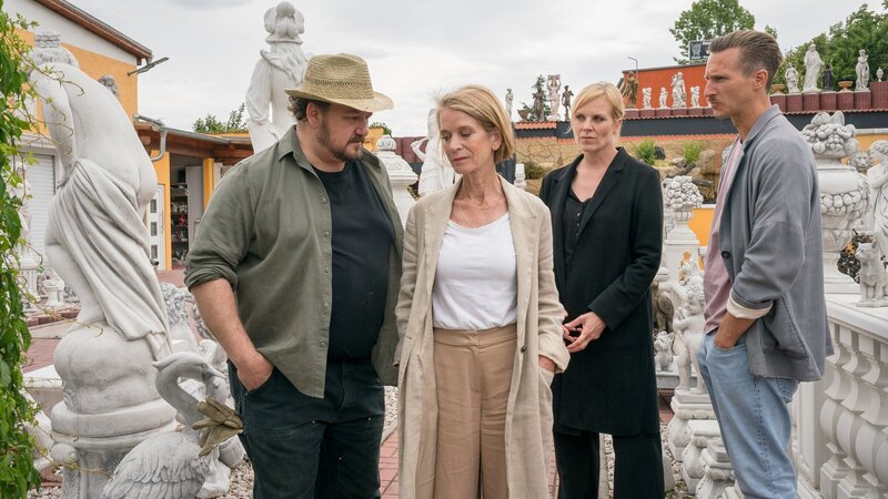 Uwe Petric (Andreas Anke, l.) macht sich Sorgen um Vicky Berkel (Judith Engel, 2.v.l.). Sie glaubt, dass ihr verschwundener Sohn ermordet wurde. Ina (Melanie Marschke, 2.v.r.) und Moritz (Johannes Hendrik Langer, r.) beobachten die beiden. – Bild: ZDF und Steffen Junghans