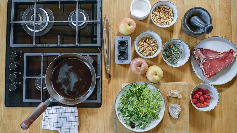 In der Studioküche werden historische Gerichte gekocht, in diesem Fall aus der Jungsteinzeit. – Bild: Februar Film /​ Patrick Meyer-Clement /​ ZDF