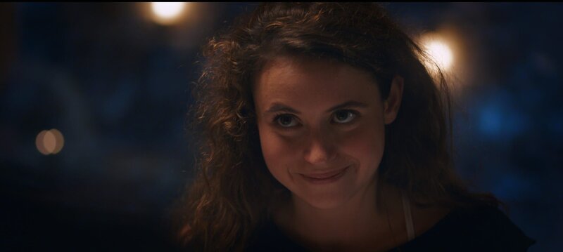 Zwischen den Chemotherapien hat Tristan ein Date mit Hanne (Marthe Schneider), der Enkelin seines Zimmernachbarn. Es hat lange gebraucht, bis er es sich überhaupt eingestehen konnte. Er hat sich in die junge Frau verliebt. Aber hat er überhaupt eine Chance bei ihr? – Bild: SYLVESTER PRODUCTION /​ VRT /​ ZDF