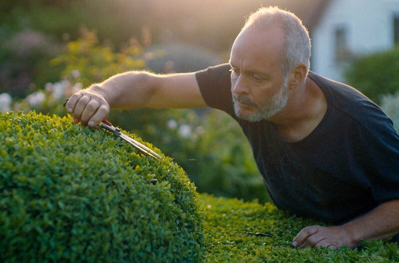 Der ehemalige Fernsehproduzent Rob Moore wird 2016 als Unternehmensspion entlarvt. Heute arbeitet er als Gärtner. – Bild: Beetz Brothers/​Indie Film