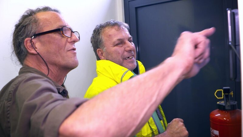 Stationsleiter Johnny ist im stressigen Tagesgeschäft auf dem Autohof Bad Honnef-Linz auf die Hilfe seines ehemaligen Chefs angewiesen. – Bild: Warner Bros. Discovery