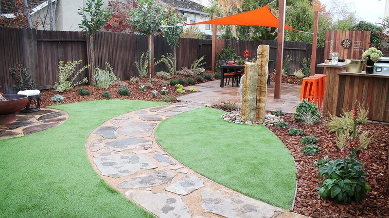 Die Terrasse von TJ und Julie ist zu klein und der Schuppen sieht aus wie eine Müllhalde – ganz zu schweigen von der nicht vorhandenen Landschaftsgestaltung. – Bild: HGTV