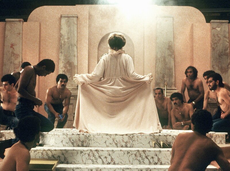 Alle rätseln, warum die Schauspielrin Fanny Kessler (Christine Schuberth) bei ihrer großen Badszene nicht nackt auftritt, denn damit hatte sie noch nie bisher Probleme gehabt. – Bild: BR/​WDR