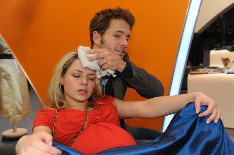 Anna und Enrique (Jacob Weigert, r.) müssen Katja (Karolina Lodyga, l.) helfen, ihr Kind im Lanford-Imperium auf die Welt zu bringen. Also ruft Enrique einen alten Freund an, der Arzt ist und per Telefon Anweisungen zur Geburtshilfe gibt … – Bild: SAT.1 /​ Claudius Pflug