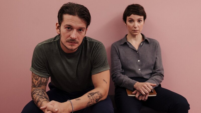 Der Straftäter Anton Lisky (Stefan Gorski) hat in der Therapie im Maßnahmenvollzug aus Sicht der forensischen Psychiaterin Karla Eckhardt (Julia Koschitz) gute Fortschritte gemacht. Doch ist ihm wirklich zu trauen? – Bild: ZDF und Victoria Herbig