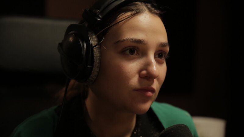 Klara (Darin Hagi) genießt das Single-Leben und teilt ihre Dating-Erfahrungen über etwas zu anhängliche Jungs und schlechte Swipes zusammen mit ihren Freunden in ihrem Podcast „Forever Singles“. – Bild: ZDF und Wild Bunch