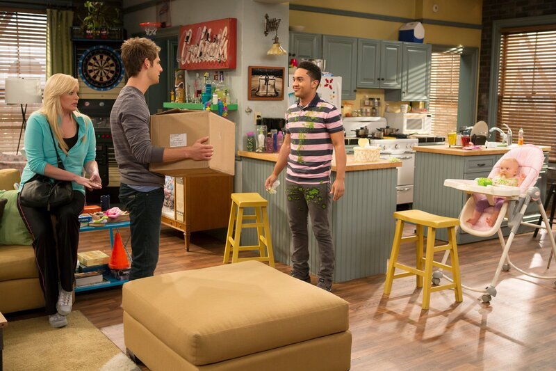 Ben (Jean-Luc Bilodeau, 2.v.l.) und Bonnie (Melissa Peterman, l.) können nicht fassen, wie das Essen von Tucker (Tahj Mowry, 2.v.r.) und Emma (Ali Louise und Susanne Allan Hartman, r.) ausgegangen ist … – Bild: Disney /​ The Walt Disney Company Germany