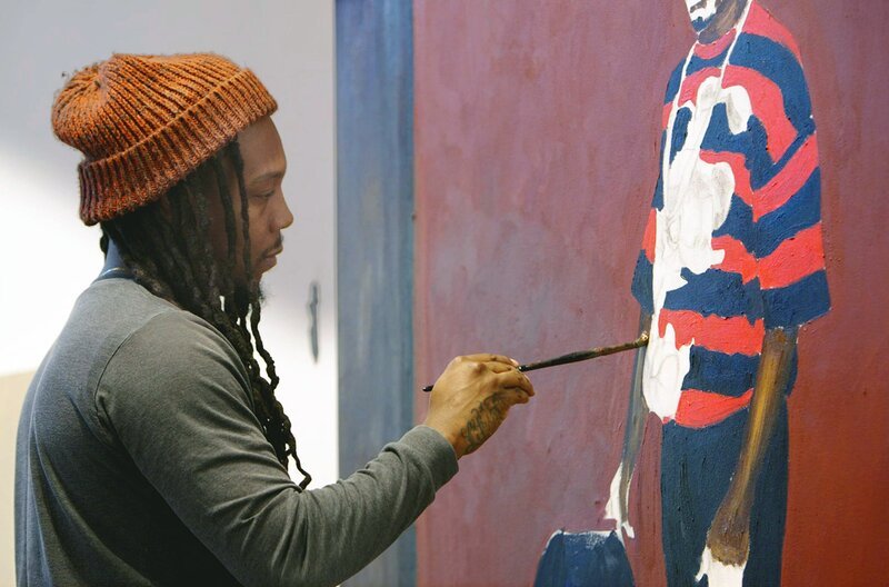 Meist malt er Menschen, die er kennt: Jerrell Gibbs bei der Arbeit in seinem Atelier in Baltimore – Bild: Thomas Henk Henkel