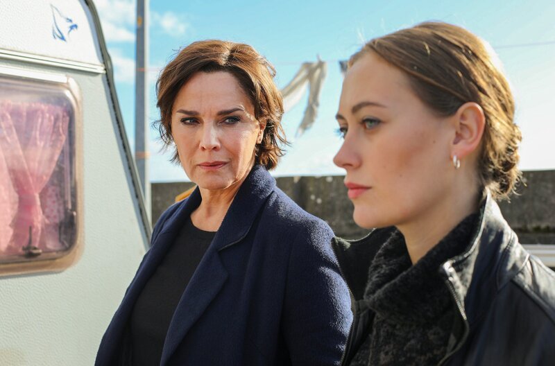 Désirée Nosbusch (Cathrin Blake), Mercedes Müller (Emma Walsh). – Bild: ORF