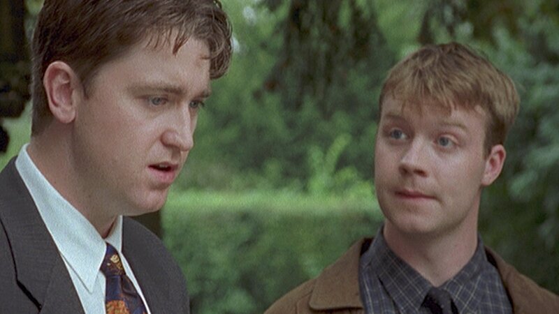 Sergeant Troy (Daniel Casey, l.) ist nicht begeistert: Cully Barnabys Freund, der angehende Schauspieler Nico (Ed Waters, r.), bereitet sich auf seine neue Rolle als Sergeant vor und beobachtet ihn deshalb bei den Ermittlungen zu seinem neuestem Fall. – Bild: ZDF und All3Media