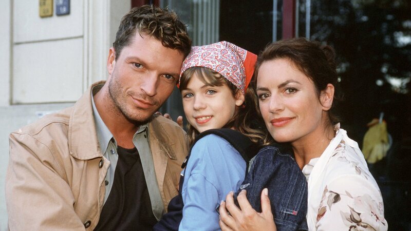 Michaels (Hardy Krüger jr.) neunjährige Tochter Sammy (Roxanne Borski, Mitte) sieht in der Konditormeisterin Julia (Christine Neubauer) bereits ihre neue Mutter. – Bild: ZDF und ARD Degeto/Katrin Knoke Michaels (Hardy Krüger jr.) neunjährige Tochter Sammy (Roxanne Borski, Mitte) sieht in der Konditormeisterin Julia (Christine Neubauer) bereits ihre neue Mutter. – Bild: ZDF und ARD Degeto/Katrin Knoke